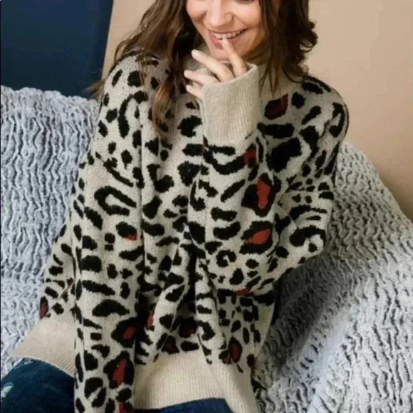 Cozy Chunky Oversized Leopard Print Sweater - Picture 2 of 7
